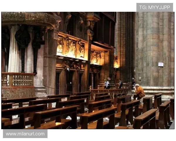 米兰大教堂内部装饰艺术与宗教象征意义介绍